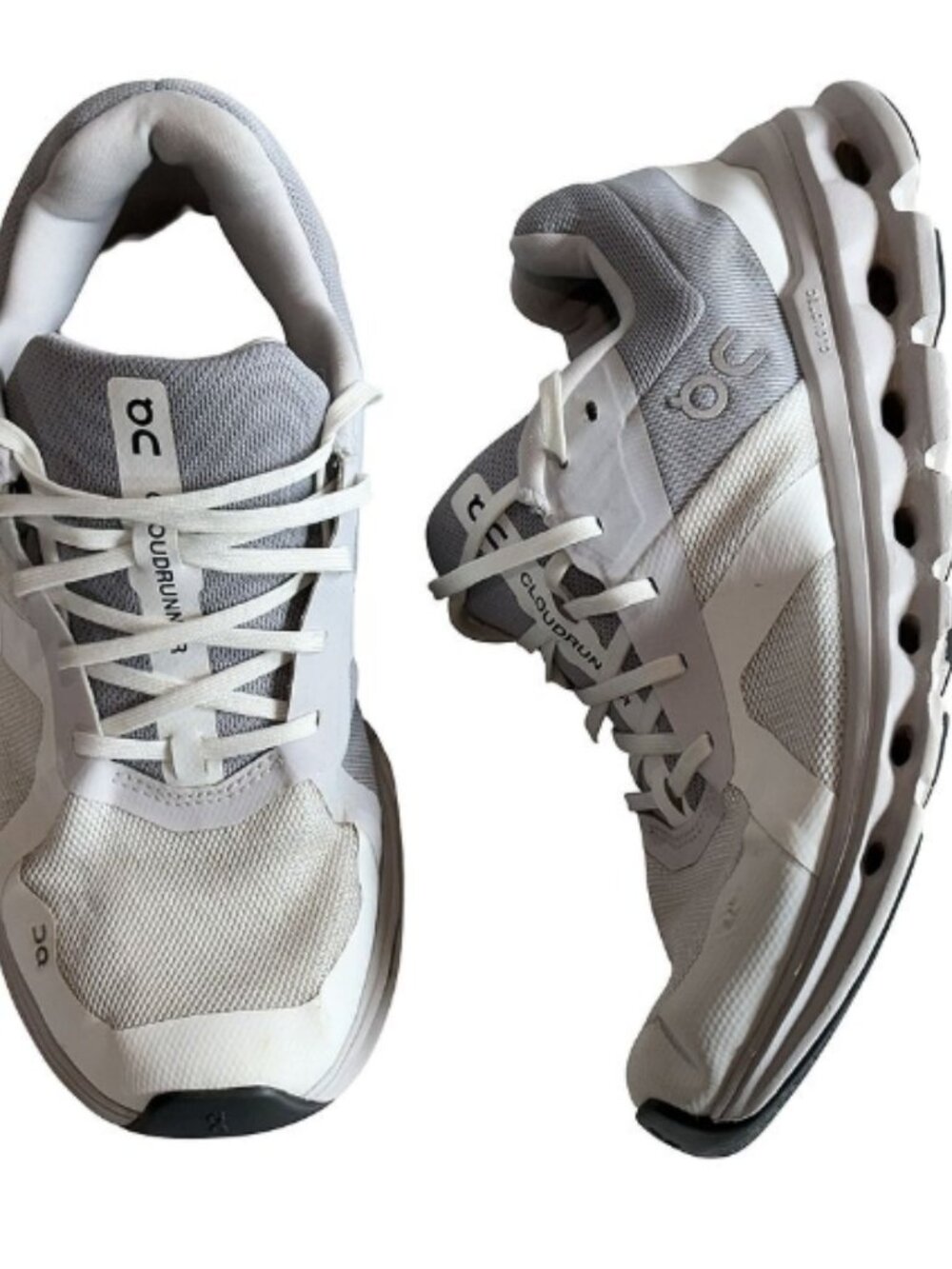 On Cloud Runner Shoes Women's 10     white frost color